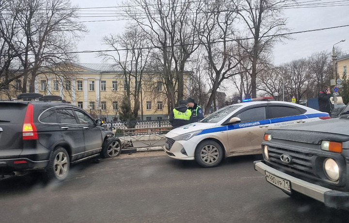 На проспекте Ленина в Туле автомобиль врезался в ограждение