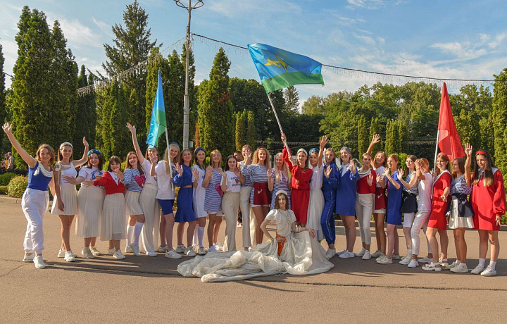 Девушки из движения «Катюша» поздравили тульских десантников модным показом