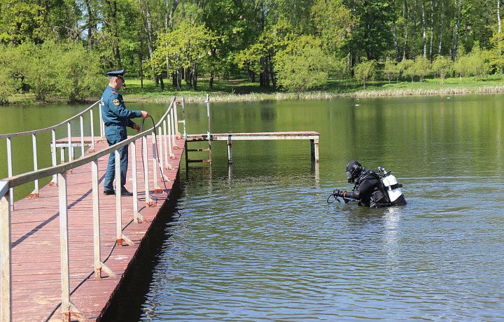 Водолазы обследовали дно центрального пруда в парке имени Белоусова в Туле