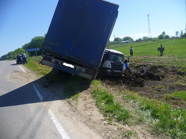 В Тульской области грузовик вылетел в кювет