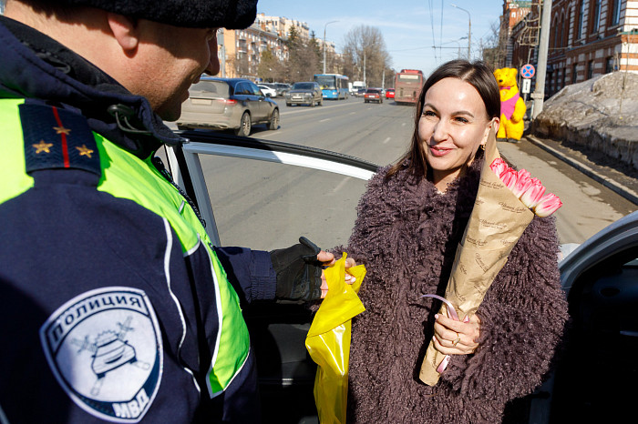 «Предъявите вашу улыбку»: на улицы Тулы вышел «Праздничный патруль»