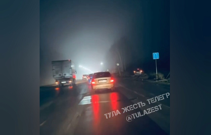 Грузовик и легковушка устроили ДТП на Новомосковском шоссе в Туле