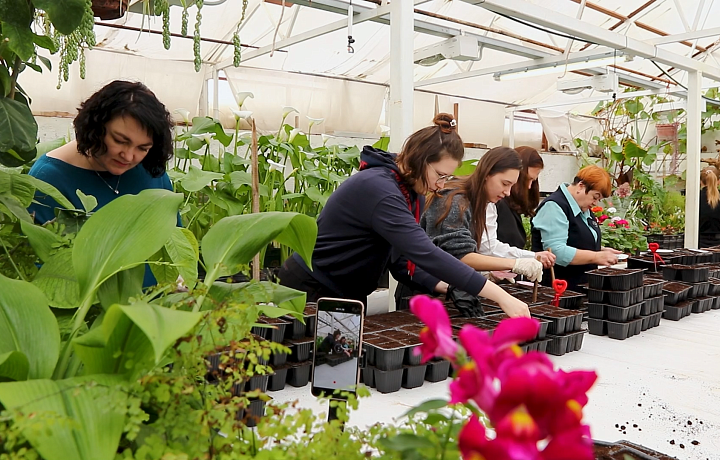 Депутаты Тульской областной Думы приняли участие в акции «Цветы для Ясной Поляны»