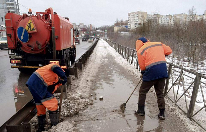 Четыре бригады вышли на очистку от снега водоотводных канав в Туле
