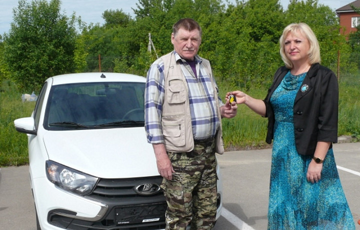 Туляк, пострадавший на производстве, получил новый автомобиль Lada Granta