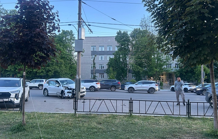 В Туле на Первомайской улице автомобиль влетел в столб