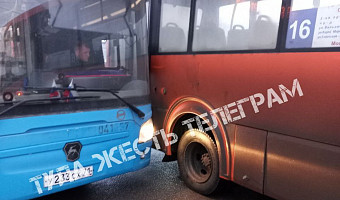 На улице Кутузова в Туле столкнулись два автобуса