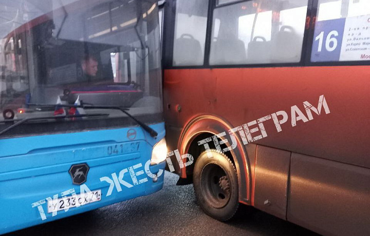 На улице Кутузова в Туле столкнулись два автобуса