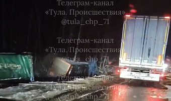 Три грузовика оказались в кювете на трассе М-4 под Тулой, один водитель погиб