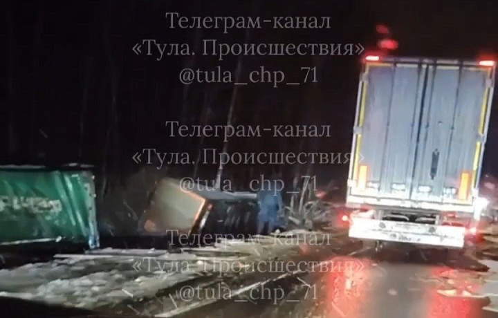 Три грузовика оказались в кювете на трассе М-4 под Тулой, один водитель погиб