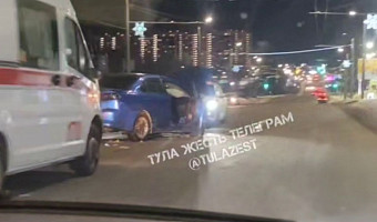 На Октябрьской улице в Туле столкнулись две легковушки