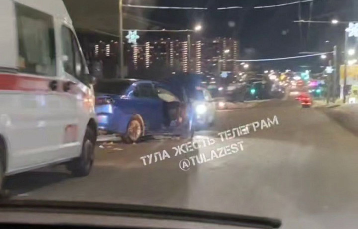 На Октябрьской улице в Туле столкнулись две легковушки