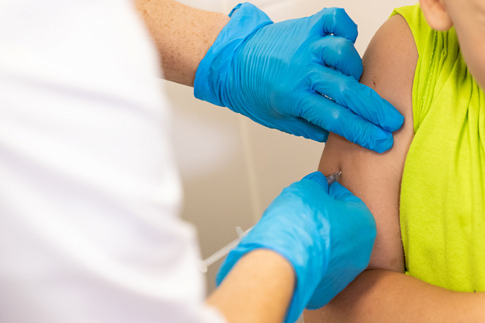 Тульский врач Сорокина заявила о безопасности одновременной вакцинации детей от гриппа и коронавируса