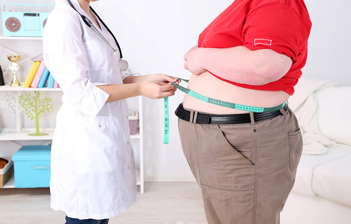 Семейный врач Чудаков рассказал, как распознать начало ожирения