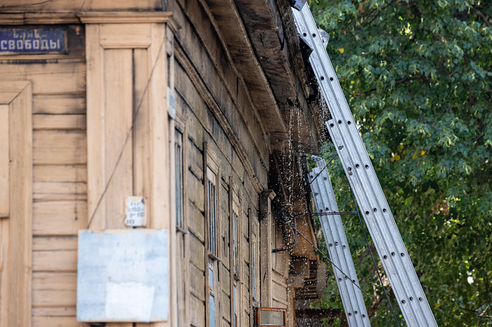 В Туле на улице Свободы загорелся дом