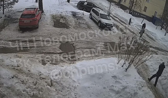 Снежная лавина сошла с крыши многоквартирного дома в Новомосковске, едва не задев прохожего