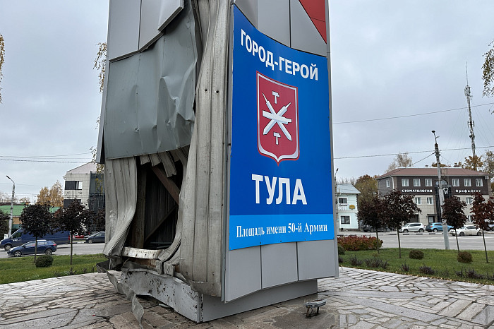 Стела на площади 50-ой Армии в Туле получила серьезные повреждения после удара неуправляемого спорткара