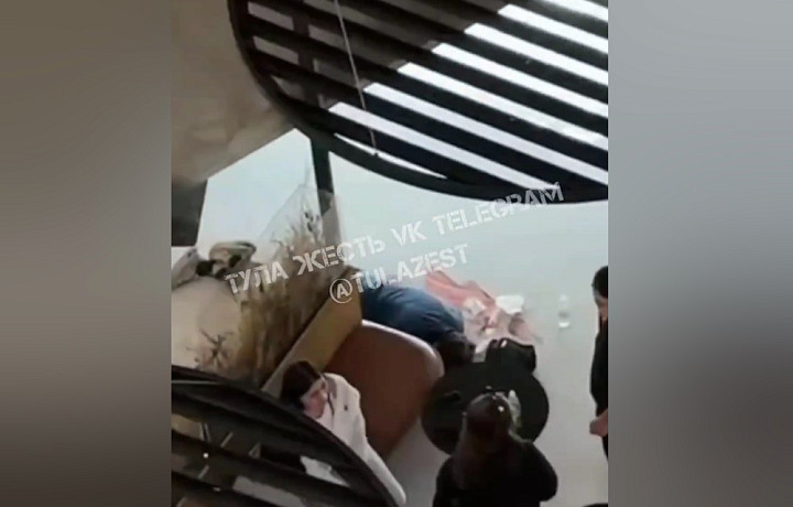 В Туле мужчина повредил голову при падении с эскалатора в ТЦ «Гостиный двор»