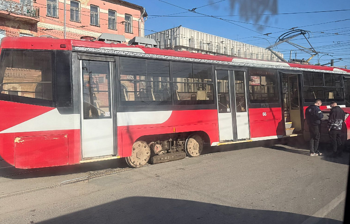 Трамвай и легковушка столкнулись на пересечении улиц Советская и Энгельса в Туле