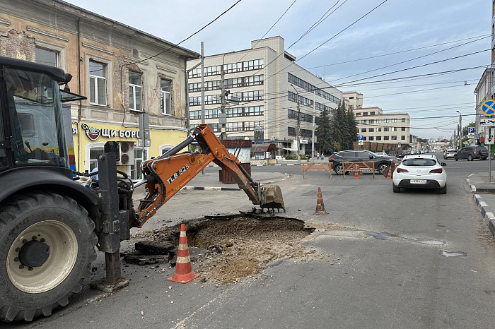 Яму на улице Каминского в Туле начали ремонтировать