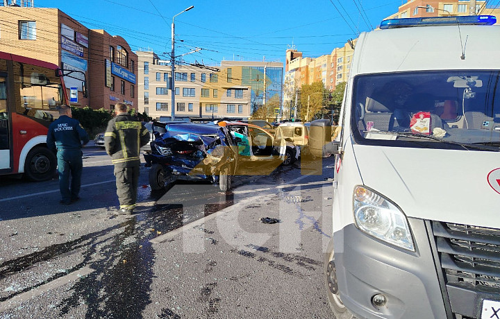 Три человека пострадали в массовом ДТП на улице Дмитрия Ульянова в Туле