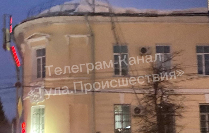 С крыши здания областного суда на проспекте Ленина в Туле рухнуло ограждение