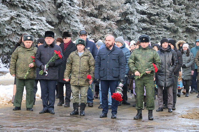 В Новомосковске возложили цветы к Вечному огню Монумента Славы