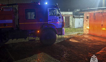 Блок гаражей загорелся на Веневском шоссе в Туле 26 ноября