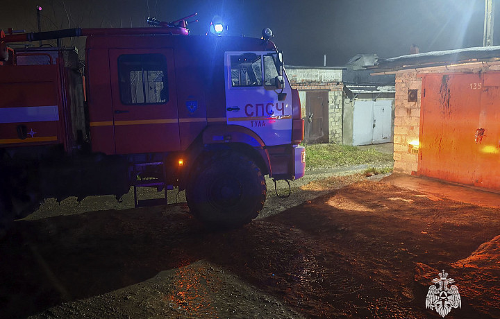 Блок гаражей загорелся на Веневском шоссе в Туле 26 ноября