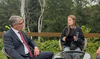 Юная художница из Болохово приехала на форум «Агропродвижение» для встречи с Миляевым