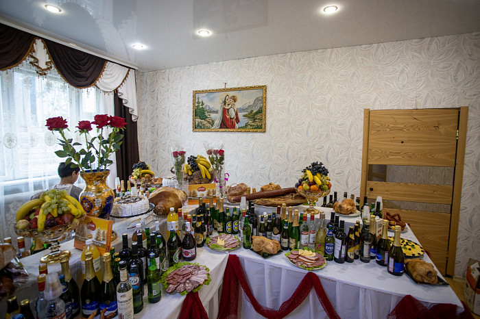 Молодожены-подростки и пир горой: как в тульском Плеханово отмечают цыганские свадьбы