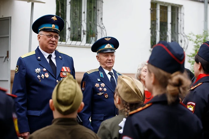 Тульские кадеты и студенты поздравили ветерана Великой Отечественной войны с наступающим Днем Победы