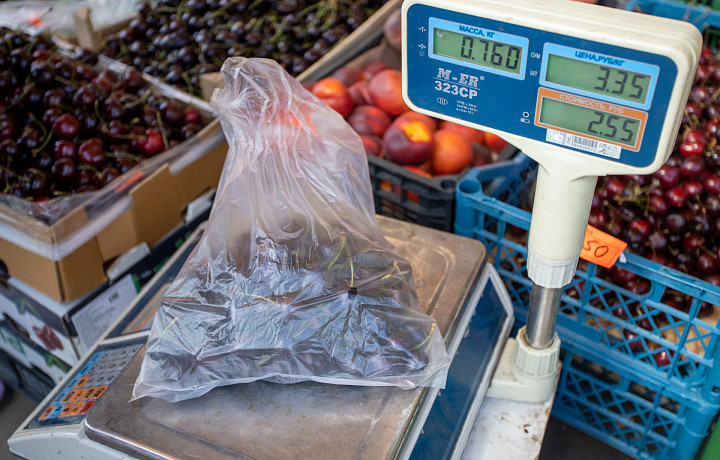 Юрист Сбитнев заявил, что за кражу бесплатных пакетов из магазина грозит арест