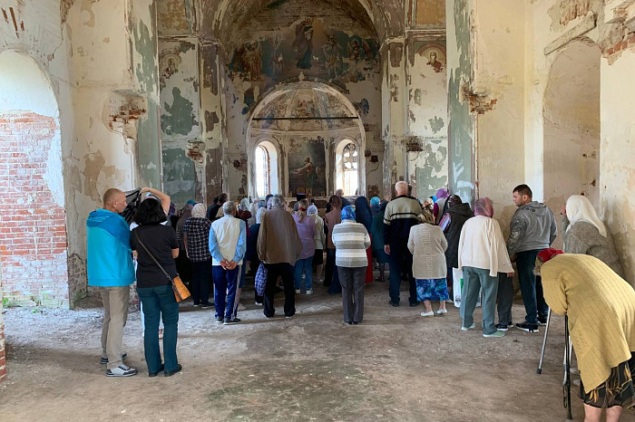 В Суворовском районе в заброшенном храме впервые прошло богослужение