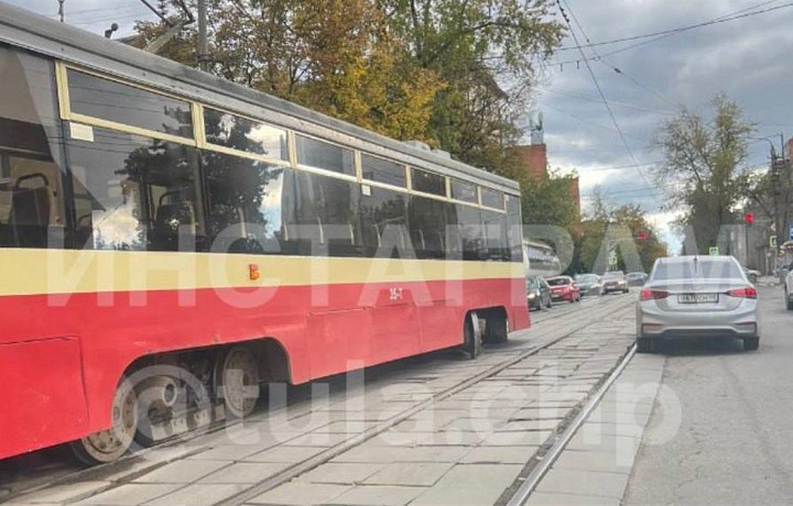 На улице Оружейной в Туле трамвай сошел с рельсов