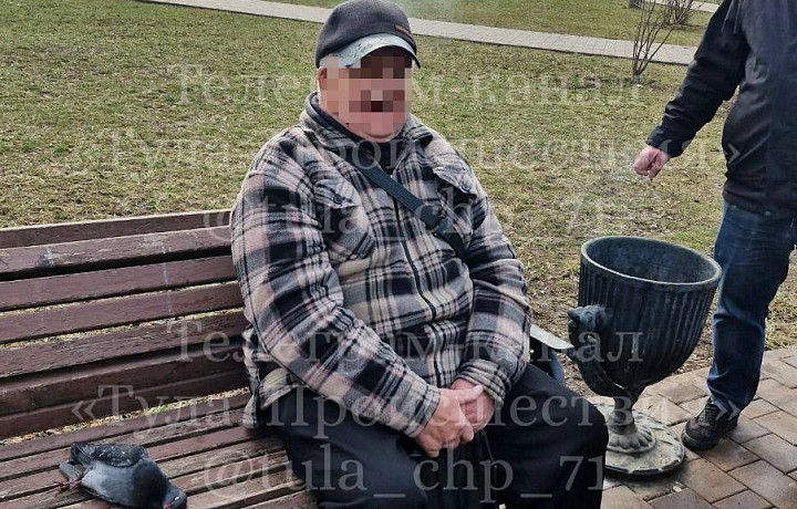 В Туле доставили в отдел полиции пенсионера, который стрелял по голубям в сквере на улице Болдина