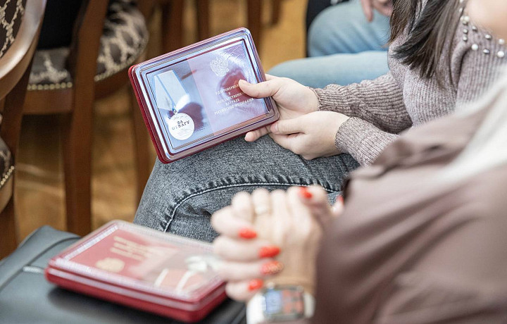 Тульским семьям погибших бойцов СВО вручили Ордена Мужества и медали «За отвагу»