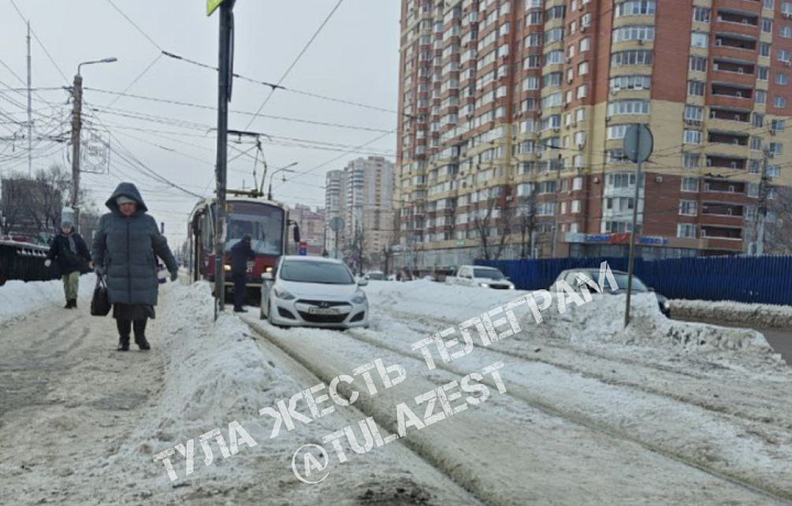 На Зеленстрое в Туле легковой автомобиль заблокировал движение трамваев