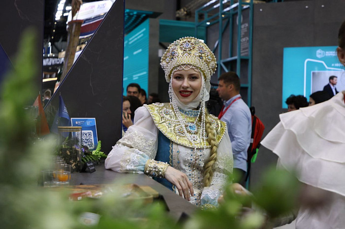 Люди, машины, роскошь: яркие фото третьего дня ПМЭФ-2024