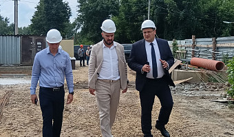 Казенный посещает стройплощадки домов для сирот и переселенцев в Тульской области