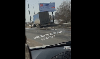 На Восточном обводе в Туле большегруз снес столб