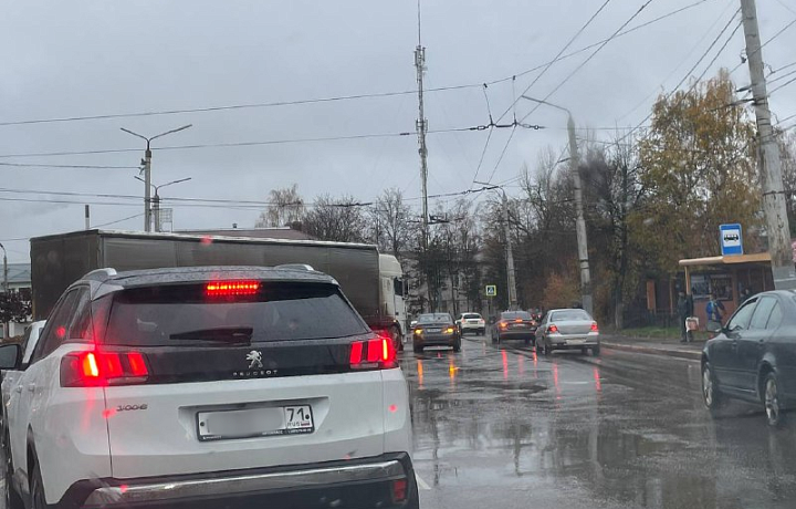 На кольце улицы Болдина в Туле столкнулись КАМАЗ и Hyundai Solaris