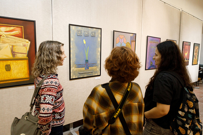 Таинственные маски и средневековые мотивы: в Туле открылась выставка художника Александра Майорова