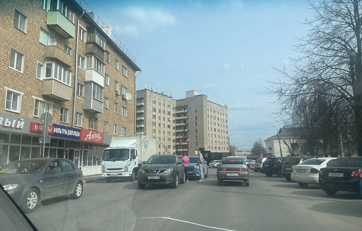 На улице Руднева в Туле из-за ДТП стала собираться пробка