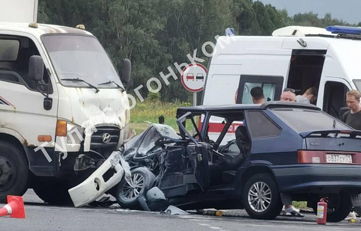 В Туле на Калужском шоссе столкнулись Hyundai и "Лада"