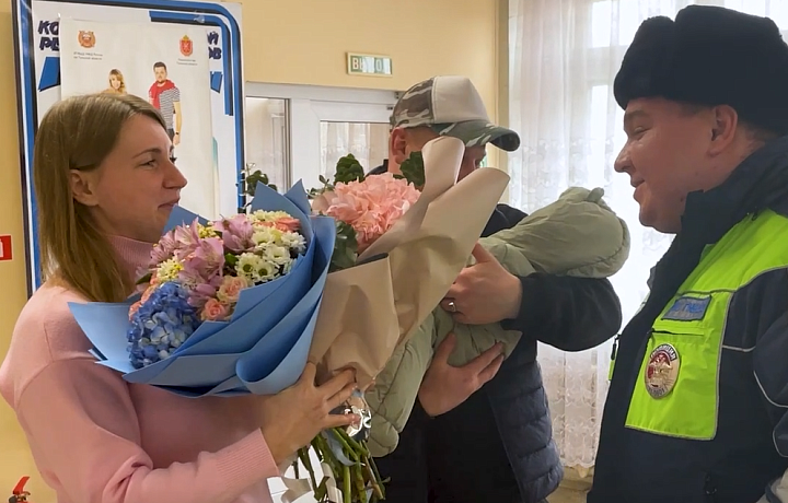 В Новомосковске перевернулась скорая, которая везла роженицу: девушку доставили в роддом на машине ГАИ