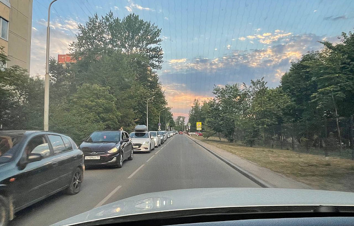 Улица Генерала Маргелова в Туле «встала» в пробке после празднования Дня семьи, любви и верности