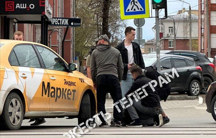 Мотоцикл опрокинулся и влетел в иномарку в Туле