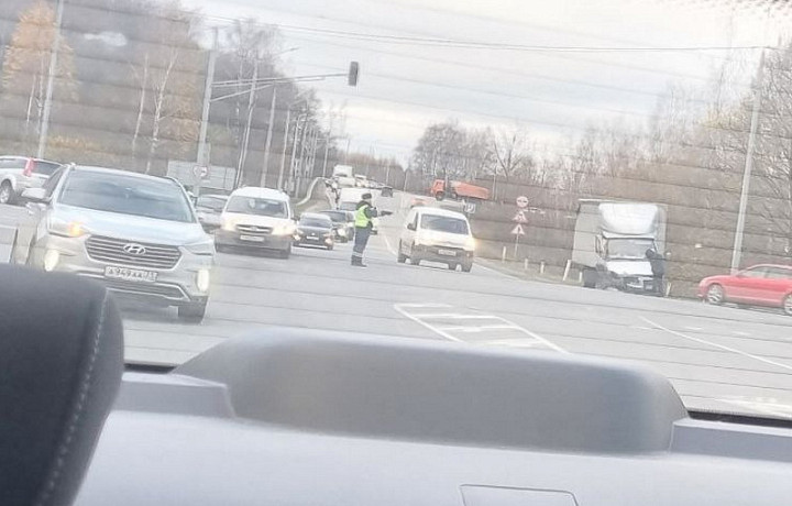 На выезде с Одоевского шоссе в Туле образовалась пробка из-за ДТП «ГАЗели» с легковушкой