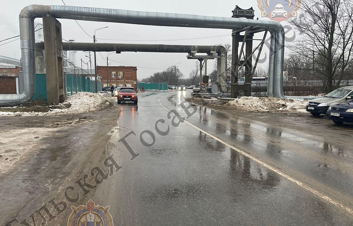 В Щекинском районе два автомобиля Mitsubishi и Lada сбили пешехода